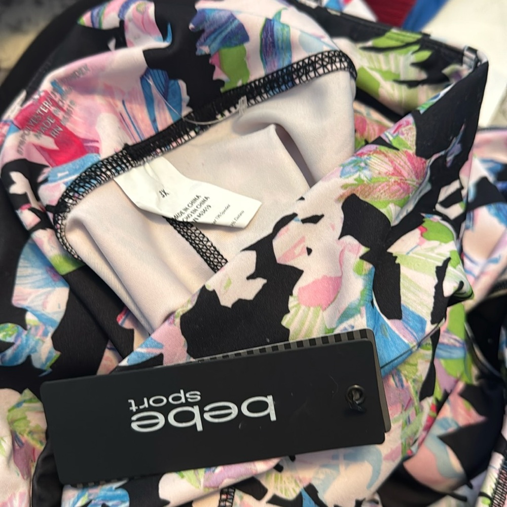 BeBe Sport Yoga Printed Capri Leggings Stretch Floral new - Picture 2 of 3